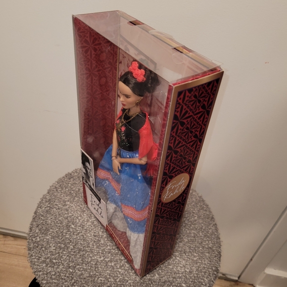 Mattel Frida Kahlo Inspiring Women Barbie - Picture 4 of 6